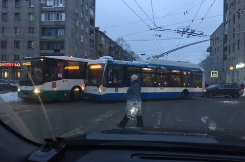 Автобус и троллейбус столкнулись на Кондратьевском