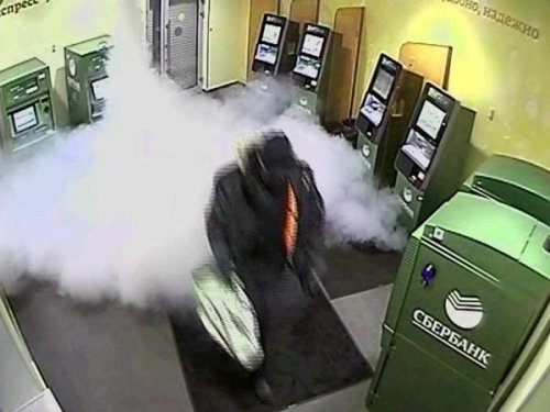 На Испытателей взломщиков спугнул поваливший из банкомата дым